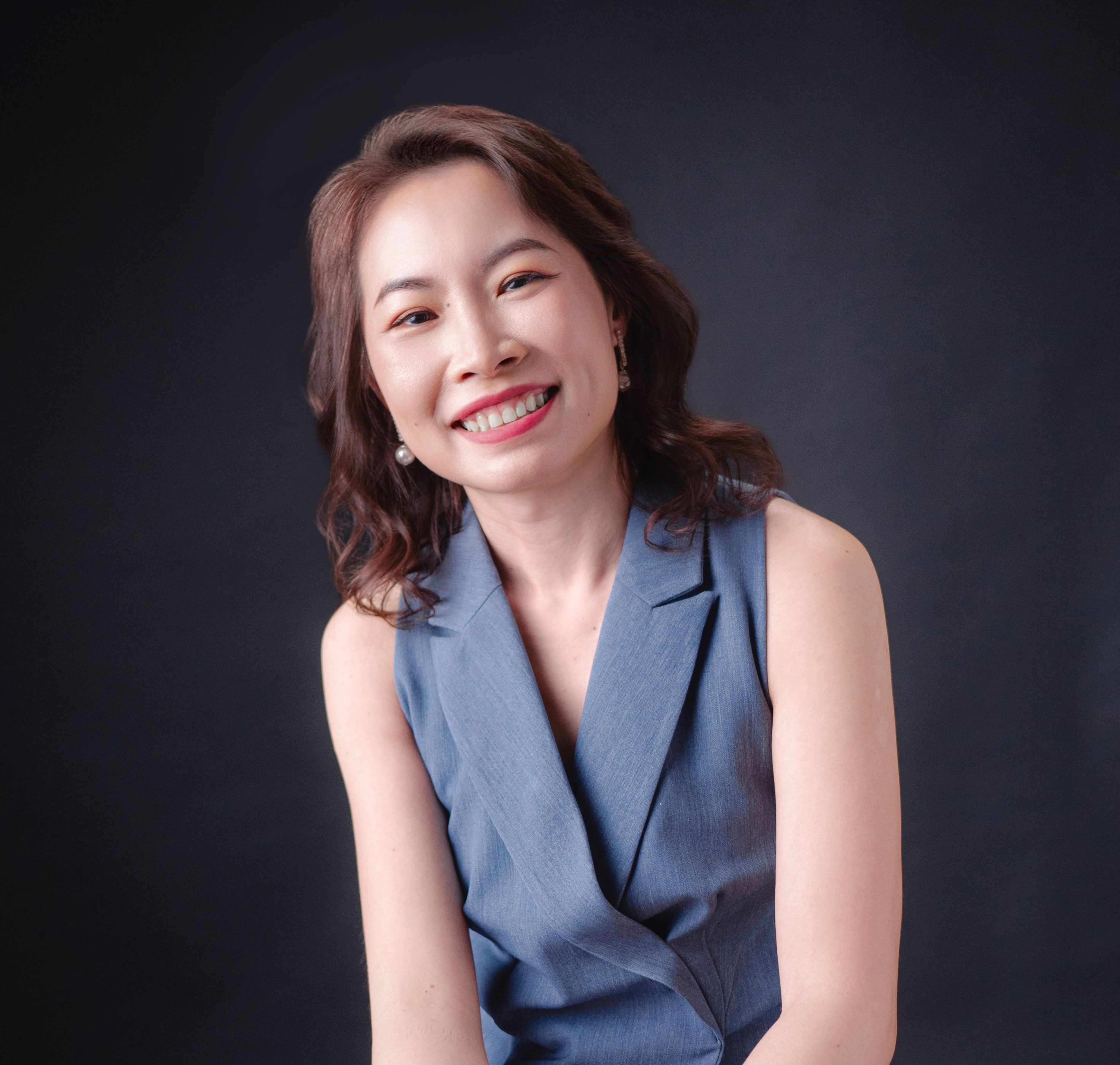 Portrait of Sofie, founder of Market Your Mastery
